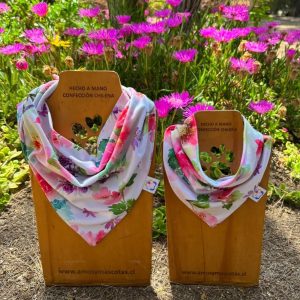 Pañoleta floreada fondo blanco