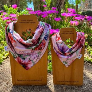 Pañoleta flores fondo rosado pastel