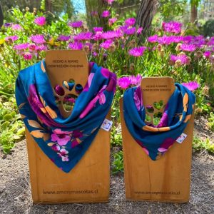 Pañoleta flores fondo azul